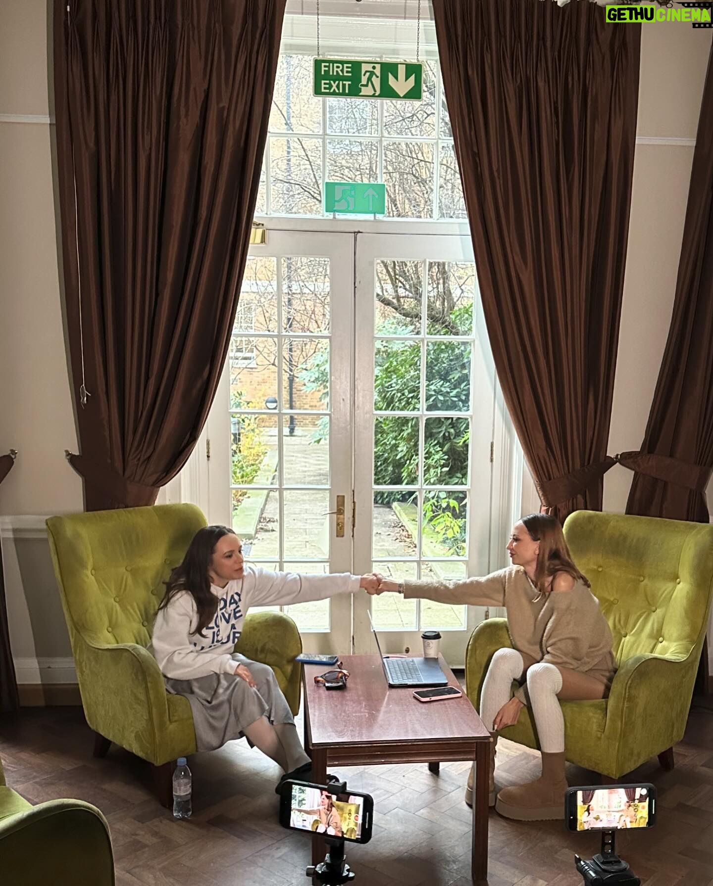 Iryna Soponaru Instagram - Хело май фоловерс, я в кепітал оф грейт брітан🇬🇧 Приїхала сюди якось без сил, але за кілька днів вже встигла: 🎤Дати інтервʼю 💆♀️Сходити до найкращого косметолога, скоро зніму з нею класний рілсік👀 👠 Я нарешті купила весільні туфліііі Отак… та найбільша цінність це можливість побачити рідних. Моїх і Різа. Всі ми знаємо як це цінно🤍 Обіймаю міцно та триматиму в курсі подій. Photo by @mariyamilka