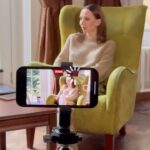 Iryna Soponaru Instagram - є така категорія дівчат, які надихають. і ви завжди знаєте, що це ти про тих у кого спершу в кімнату заходить харизма і яскравий темперамент, а уже потім краса зовнішня і все що йде бонусом:) Іра із таких. і це не про акторство, це про personality. не бачились кілька місяців, а вона встигла сісти в крісло жюрі у «Лізі сміху», грати у виставі із Ольгою Сумською і щещеще багато всього, про шо розкажемо в подкасті у січні ♥️ а поки раджу передивитись наш літній подкаст «Юр нот клоун», і взяти олівчик, шоб деякі поради викарбувати назавжди ( наприклад про вивчення англійської) дякую за допомогу із шутінгом та гарний настрій, діар юкрейніанс : @boomdiboom @mr__savchenko @asia___aisa @lina_sych мітенки у власниці🌸 next time our podcast should be in English, why not?)