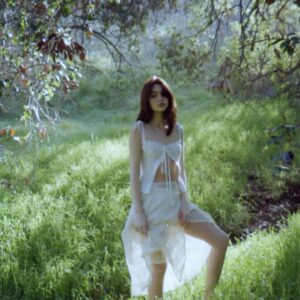 Isabel Gravitt Instagram - Here’s me frolicking in some grass!
Taken by the lovely @ronathann