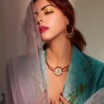 Isabel Burr Instagram - COSMO 💕💕💕 @cosmopolitanmx @betoville @consalcocer Fotos: @luisdelaluz Styling: @rodrigoaalcantara Asistente de moda: @meleliass Makeup: @val.beautyy_ Cosmetics: @maccosmetics_mex Pelo: @leonelmakeup mi amor