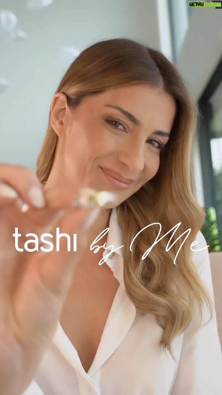 Isabel Figueira - 13.7K Likes - Bom dia 💫
A Tashi cria joias para que as mulheres se sintam únicas, verdadeiramente especiais... com uma imagem invejável.
Um excelente presente para o Dia da Mãe.
Todas as joias são em prata e ouro , desenhadas manualmente, tudo cá!
As Memórias são alianças que cada pessoa pode escolher a cor que mais gosta, ou usar as três… e personalizar com as suas inicias… ou um símbolo…
Sem dúvida um presente bonito e intemporal.
Um beijinho para todos e um feliz feriado ✨
@tashijewels
#tashijewels #joiasintemporais #portuguesebrand #diadamae #pub
Vídeo e edição @bernardoreis.cameraview
Makeup e cabelos @ritaviegasmakeup