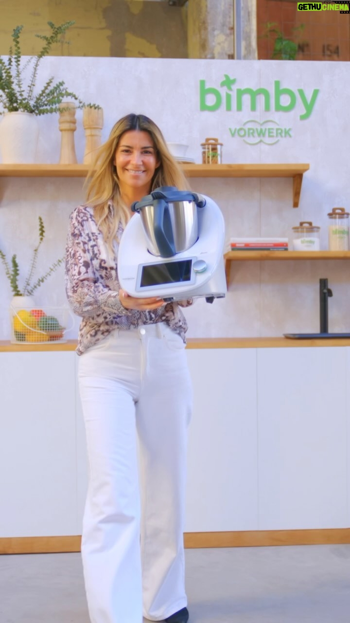 Isabel Figueira Instagram - GIVEAWAY FLASH 24H!✨✨ Para provar que todas as cozinhas têm valor, a Bimby lançou uma campanha de retoma, onde ao entregar qualquer pequeno eletrodoméstico de cozinha, recebes um desconto, a partir de 100€ na compra da tua Bimby. Para celebrar esta mega novidade tenho uma BIMBY TM6 para oferecer! Para te habilitares a ganhar só precisas de: - Seguir a minha página e a da @bimbyportugal - Deixar like nesta publicação - identificar 3 pessoas nos comentários (podem comentar quantas vezes quiserem) - partilhar esta publicação nos stories (com o meu tag e da @bimbyportugal - olhem que vou ver se partilharam!) Giveaway válido até às 10h00 de 18/03/2024. O vencedor é anunciado dia 20 de março nos stories. Boa sorte✨✨✨✨