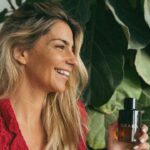 Isabel Figueira Instagram - Bom dia ❤️ Dias importantes, e pessoas especiais, implicam escolhas ponderadas, pensadas e sentidas. Eu dou muita importância a cada detalhe e, para este Dia dos Namorados, não podia ter escolhido melhor que a @avatimportugal. ✨ Para mim, é importante que cada presente transmita amor, leveza e tranquilidade. Os produtos da AVATIM já nos acompanham, a mim e ao Luís, há cerca de um ano. Por isso tenho a certeza que é uma escolha certa e segura para oferecer neste Dia dos Namorados. Desde velas a produtos para o corpo e perfumes, tem de tudo. Eu adorei o perfume OZARA, que é unissexo, e todos os perfumes para interiores. Existem várias fragrâncias e várias linhas. Eu, como gosto de criar um ambiente aconchegante, optei pelas fragrâncias Flor de Algodão, da linha Clássicos, e Buquê de Peônias, da linha esplendor. 🥰 Podem encontrar todos estes produtos maravilhosos nas lojas da @avatimportugal do Saldanha e do Vasco da Gama.