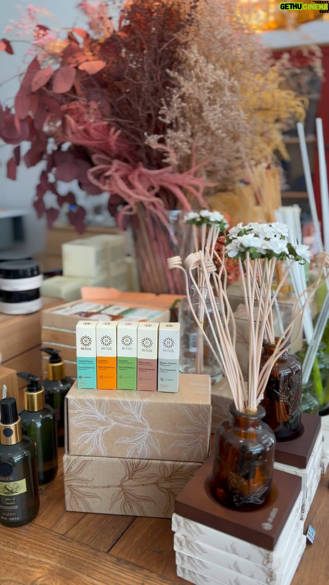 Isabel Figueira Instagram - Ola bom dia ☀️ Já conhece o poder dos óleos essenciais da @avatimportugal ? Desde que os incluí na minha vida, sinto-me mais conectada e maravilhada com os aromas da natureza. Cada óleo tem propriedades únicas que me ajudam a relaxar, energizar, aliviar o stress e até mesmo melhorar a qualidade do meu sono, além de deixarem a minha casa mais perfumada. De origem 100% natural, os óleos essenciais da linha Ritos da @avatimportugal são perfeitos para quem procura mais bem-estar e conexão com a natureza. Experimente e encontre um verdadeiro refúgio de boas sensações! 💚 #avatimoficial #avatim #oleosessenciais #healthylifestyle