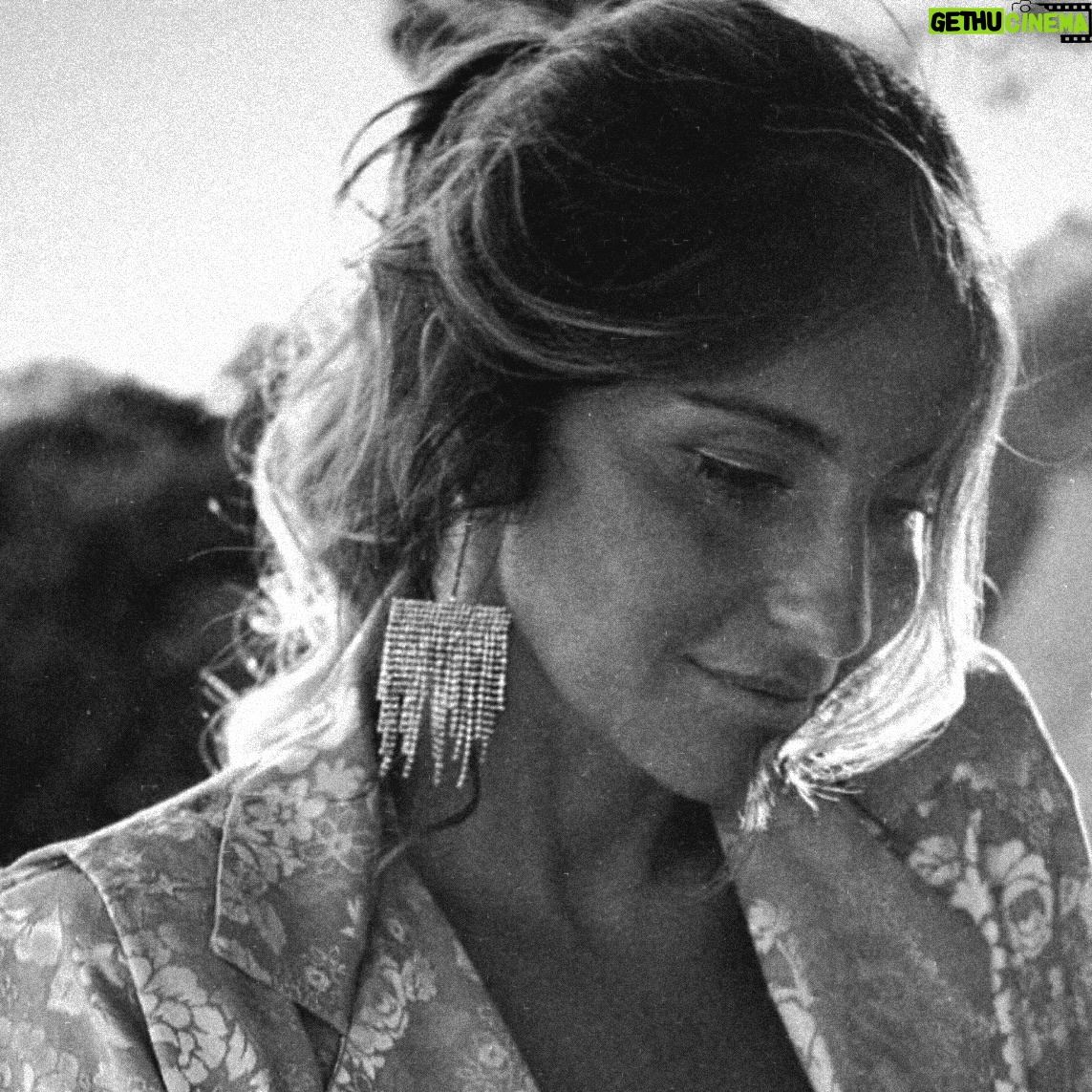 Isabel Figueira Instagram - Bom dia VIVA A LIBERDADE ✨ Viva ás nossas conquistas e vitórias ao longo destes anos. Poderia fazer um post alusivo ao 25 abril com as conhecidas imagens de vitória que conhecemos mas não o vou fazer. Hoje e porque tenho liberdade para isso faço com uma imagem minha diferente daquelas que tenho postado nos últimos tempos que carrega alguma tristeza pelos tempos que vivemos. Para mim a Liberdade deveria ter os seus limites e regras como em tudo na vida ,mas há uma coisa que sei que não pode continuar a acontecer, não podes continuar a ter liberdade para o bullying , para ser violento fisicamente e psicologicamente com quem te apetece ,não podes ter liberdade para prejudicar o próximo, não podes ter liberdade para vir para as redes sociais com ameaças de morte , comentários agressivos, entre tantas outras coisas que poderia referir aqui. São tantas que me custa a escrever como alguém pode ter prazer em fazer isso. Hoje Apeteceu me dissertar sobre isto porque poucos falam e Muitos Sofrem. Infelizmente cada vez mais pela falta de controlo da Liberdade. São essas atitudes e comportamentos que cada vez mais existem que me preocupam . Preocupa me como Mãe a sociedade em que os nossos filhos estão a crescer que em vez dos mais fortes apoiarem e ajudarem as fragilidades de quem não é preferem ter uma quantidade de atitudes que prejudicam e magoam o próximo. Mas crescemos a ouvir que é na resiliência que crescemos não é? Confuso isto. Eu prefiro o Amor , Ajudar o próximo e ter sempre uma palavra de conforto... Neste dia 25 de abril de 2024 a minha palavra é : Sejamos livres sim mas sempre com respeito e mais amor pelo próximo. Escrevo isto não por mim mas sim para quem está a sofrer. Se estás a Ler isto um beijinho no teu ❤️ Bjs e um bom feriado ✨