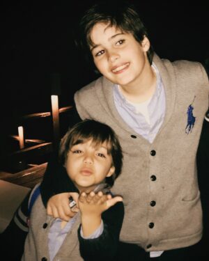 Isabel Figueira Instagram - Bom dia✨

No Dia da Mãe ,celebro a bênção de ser mãe de dois tesouros que enchem a minha vida de alegria e amor incondicional. 
Cada risada, cada abraço, cada momento compartilhado com os meus filhos é um presente precioso que guardo em meu coração. 
Ser mãe de dois é viver a multiplicidade do amor, é ter a oportunidade de crescer e aprender todos os dias. Que a nossa família continue sendo abençoada com amor, saúde e felicidade. 
Feliz Dia das Mães! 💖👩‍👧‍👦✨

Amores para a vida toda✨
#diadasmães #amorparaavidatoda