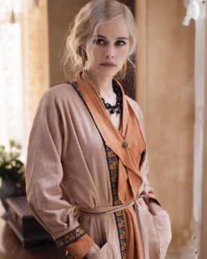 Isabel Lucas Instagram - @markrogers_photo recently sent me some on-set pictures. I personally don’t feel very relaxed having photos taken but it’s somehow different when I’m in character. I loved exploring this character with the lens on her. It feels like a joy and such an honour to work with artists as humble as Mark. There’s a silence to his nuanced nimble method that translates to his amazing pictures. 
📷 @markrogers_photo
