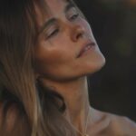 Isabel Lucas Instagram - Looking upon something with kindness, changes what is being looked at. Including towards ourselves. I commit to trying it daily, like a practice. Especially on the days it’s hard. They say loving others is implicitly correlated to how we love ourselves. Is this true for you? What’s your experience of this? @isabelsasse 📷 #dawnprayer x