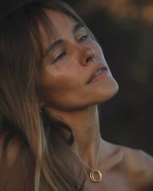 Isabel Lucas Instagram - Looking upon something with kindness, changes what is being looked at. Including towards ourselves. 

I commit to trying it daily, like a practice. Especially on the days it’s hard.

They say loving others is implicitly correlated to how we love ourselves.
Is this true for you? What’s your experience of this?

@isabelsasse 📷 

#dawnprayer x