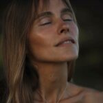 Isabel Lucas Instagram - Looking upon something with kindness, changes what is being looked at. Including towards ourselves. I commit to trying it daily, like a practice. Especially on the days it’s hard. They say loving others is implicitly correlated to how we love ourselves. Is this true for you? What’s your experience of this? @isabelsasse 📷 #dawnprayer x
