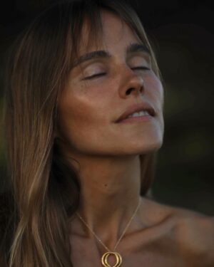Isabel Lucas Instagram - Looking upon something with kindness, changes what is being looked at. Including towards ourselves. 

I commit to trying it daily, like a practice. Especially on the days it’s hard.

They say loving others is implicitly correlated to how we love ourselves.
Is this true for you? What’s your experience of this?

@isabelsasse 📷 

#dawnprayer x