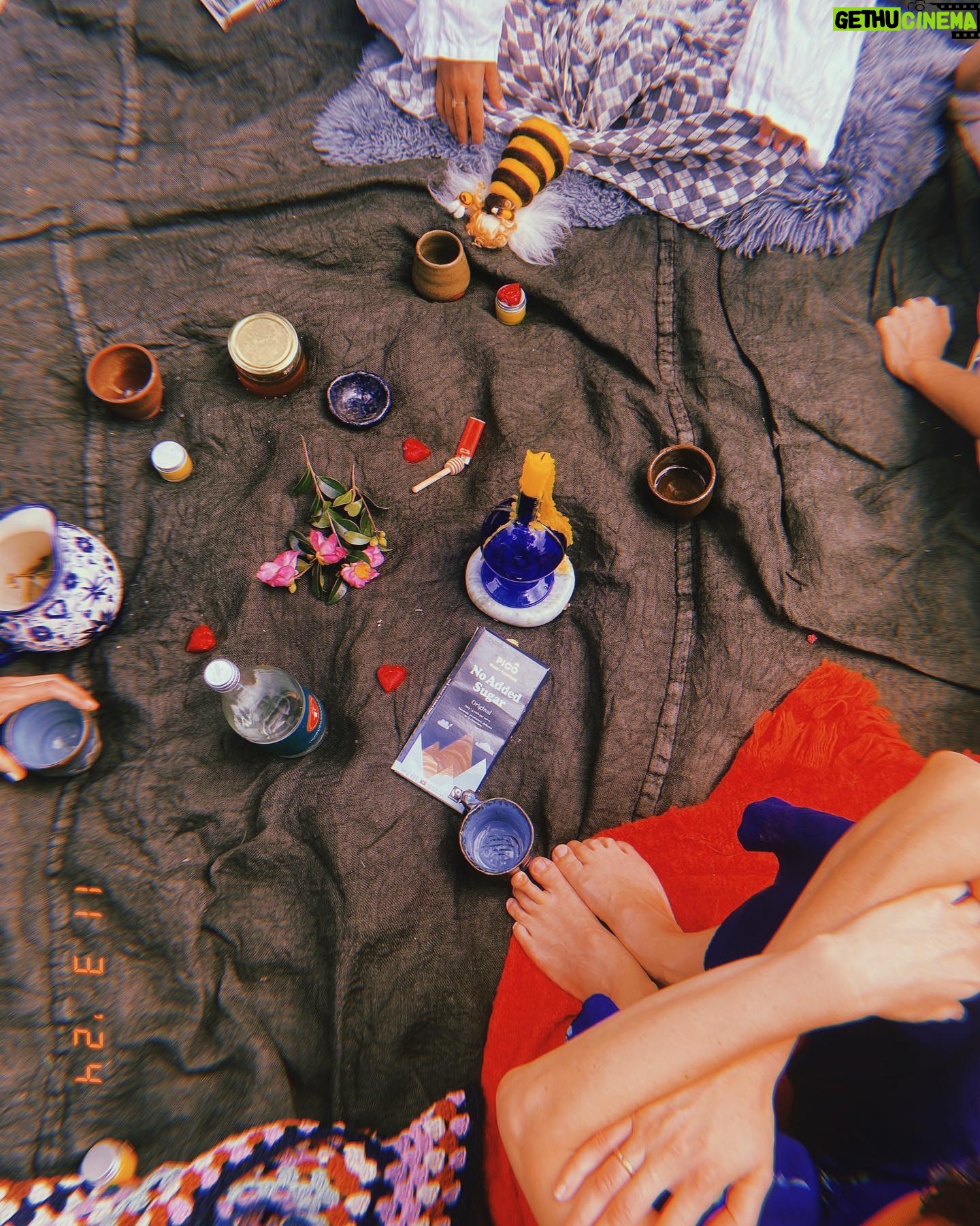Isabel Lucas Instagram - Appreciating the languages of warmth, nature and women. A reminder that lightness and beauty unfurls the moment we choose to be ourselves.