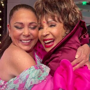 Isabel Pantoja Instagram - Dos estrellas juntas…
Que arte del arte, maravillosa noche en el baile de la rosa 🌹 
@dameshirleybassey