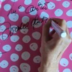 Isabel Pantoja Instagram – Aquí firmando los discos 💿 para que os lleguen prontito deciros ,que estoy bien, mandar un beso enorme a mi gente de TENERIFE 🙏🏼🇮🇨 deciros que septiembre estarémos juntos y a mí gente de ZARAGOZA que muy prontito nos veremos para que pasemos una noche inolvidable os quiere mucho vuestra Isabel 👏🏻💃🏽