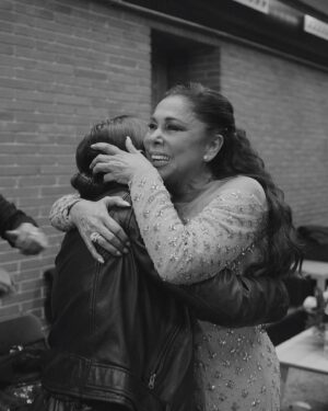 Isabel Pantoja Instagram - ACABAMOS EL AÑO DE LA MEJOR MANERA 🙏🏼
GRACIAS BARCELONA POR DEJARME SOÑAR CONTIGO 🥹
@entrees.es #gira50años #findeaño 
📸 @dannyobmor
