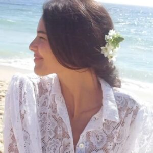 Isabela Valadeiro Instagram - Bossa Nova, ouvem? 🌊

A camisa linda é @behen.studio 💗