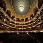 Isabela Valadeiro Instagram - O show @alainpaul, no maior palco de Paris, conquistou um lugar muito especial no meu coração - decorem o nome, vão ouvir falar muitoooooo deles. Inspirada nos bailarinos da ópera parisiense que coleção linda, parabéns!! #pfw24