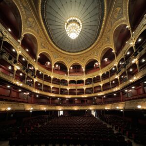 Isabela Valadeiro Instagram - O show @alainpaul, no maior palco de Paris, conquistou um lugar muito especial no meu coração - decorem o nome, vão ouvir falar muitoooooo deles. Inspirada nos bailarinos da ópera parisiense que coleção linda, parabéns!! #pfw24