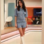 Isabela Valadeiro Instagram - De olhos postos na @dichavesofficial e no @joaobaiaobaiao que estão cheios de palpites sobre a Máscara @sicoficial ! 👀 O meu telemóvel foi-se abaixo, acho que nem com bateria vai lá… foi um gosto 👋🏾 Conjunto @sandroparis 😍