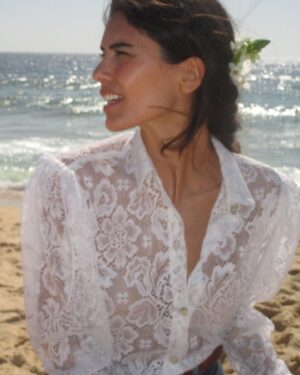 Isabela Valadeiro Instagram - Bossa Nova, ouvem? 🌊

A camisa linda é @behen.studio 💗