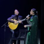 Isabela Valadeiro Instagram - Adoro fado. Adoro sobretudo, e não desfazendo, as vozes femininas do Fado português, a guitarra portuguesa e a voz da @saracorreiafado. Na passada segunda-feira, fui ao coliseu ver a Sara - escutêm senhores que é que foi aquilo, mê Deus!! Mais… a surpresa da noite, que eu não esperava de TODO, foi a minha querida amiga @raqueltavaresofficial que tanto admiro e adoro! Uau! Que espetáculo! C’orgulho!! ❤️ Parabéns Super- Mulheres ! Parabéns super banda @angelo_freire_music @diogoclementemusic