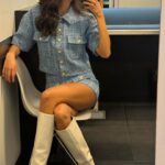 Isabela Valadeiro Instagram - De olhos postos na @dichavesofficial e no @joaobaiaobaiao que estão cheios de palpites sobre a Máscara @sicoficial ! 👀 O meu telemóvel foi-se abaixo, acho que nem com bateria vai lá… foi um gosto 👋🏾 Conjunto @sandroparis 😍