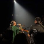 Isabela Valadeiro Instagram - Adoro fado. Adoro sobretudo, e não desfazendo, as vozes femininas do Fado português, a guitarra portuguesa e a voz da @saracorreiafado. Na passada segunda-feira, fui ao coliseu ver a Sara - escutêm senhores que é que foi aquilo, mê Deus!! Mais… a surpresa da noite, que eu não esperava de TODO, foi a minha querida amiga @raqueltavaresofficial que tanto admiro e adoro! Uau! Que espetáculo! C’orgulho!! ❤️ Parabéns Super- Mulheres ! Parabéns super banda @angelo_freire_music @diogoclementemusic