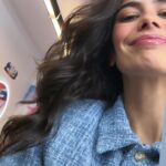 Isabela Valadeiro Instagram - De olhos postos na @dichavesofficial e no @joaobaiaobaiao que estão cheios de palpites sobre a Máscara @sicoficial ! 👀 O meu telemóvel foi-se abaixo, acho que nem com bateria vai lá… foi um gosto 👋🏾 Conjunto @sandroparis 😍