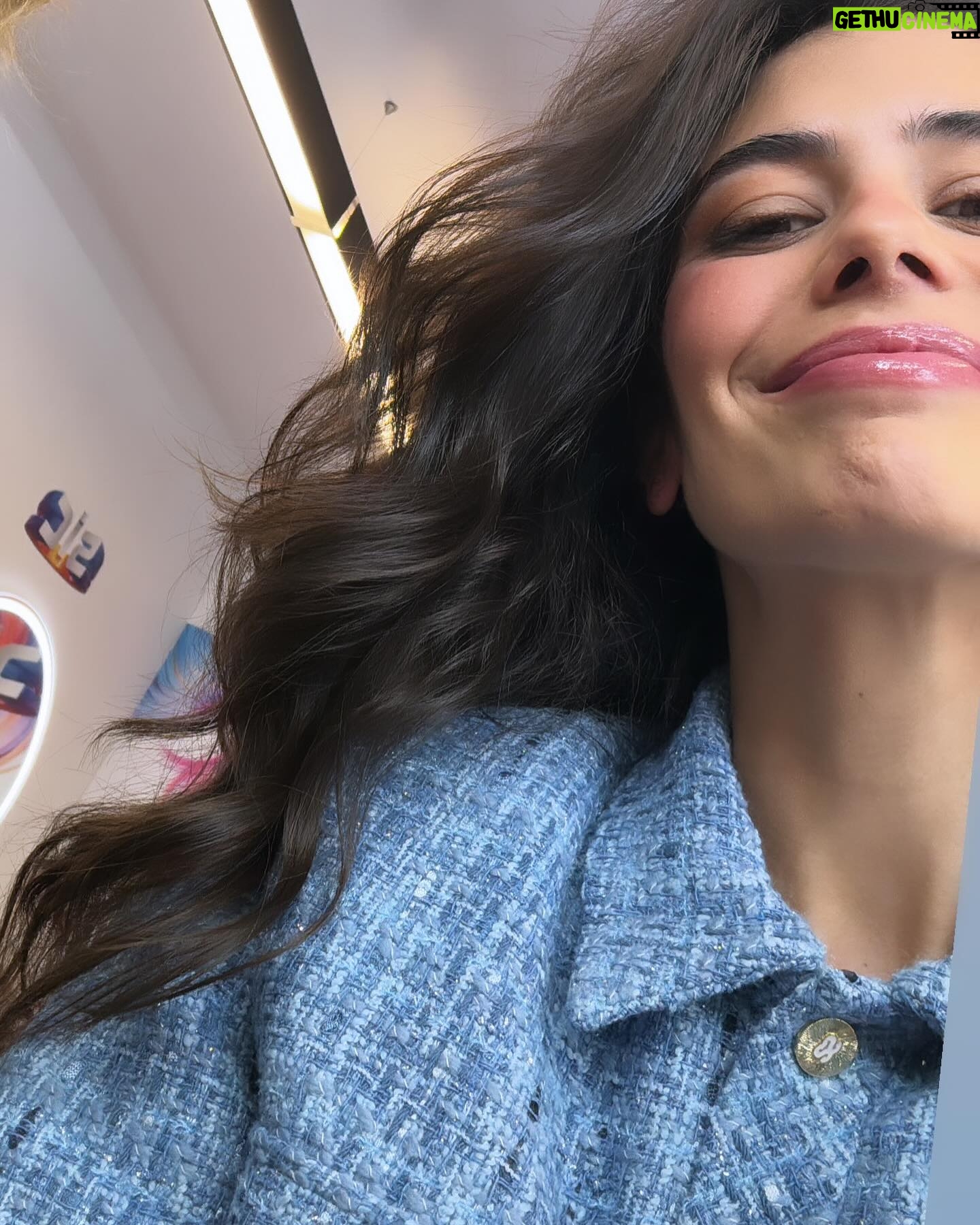 Isabela Valadeiro Instagram - De olhos postos na @dichavesofficial e no @joaobaiaobaiao que estão cheios de palpites sobre a Máscara @sicoficial ! 👀 O meu telemóvel foi-se abaixo, acho que nem com bateria vai lá… foi um gosto 👋🏾 Conjunto @sandroparis 😍