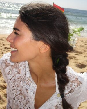 Isabela Valadeiro Instagram - Bossa Nova, ouvem? 🌊

A camisa linda é @behen.studio 💗