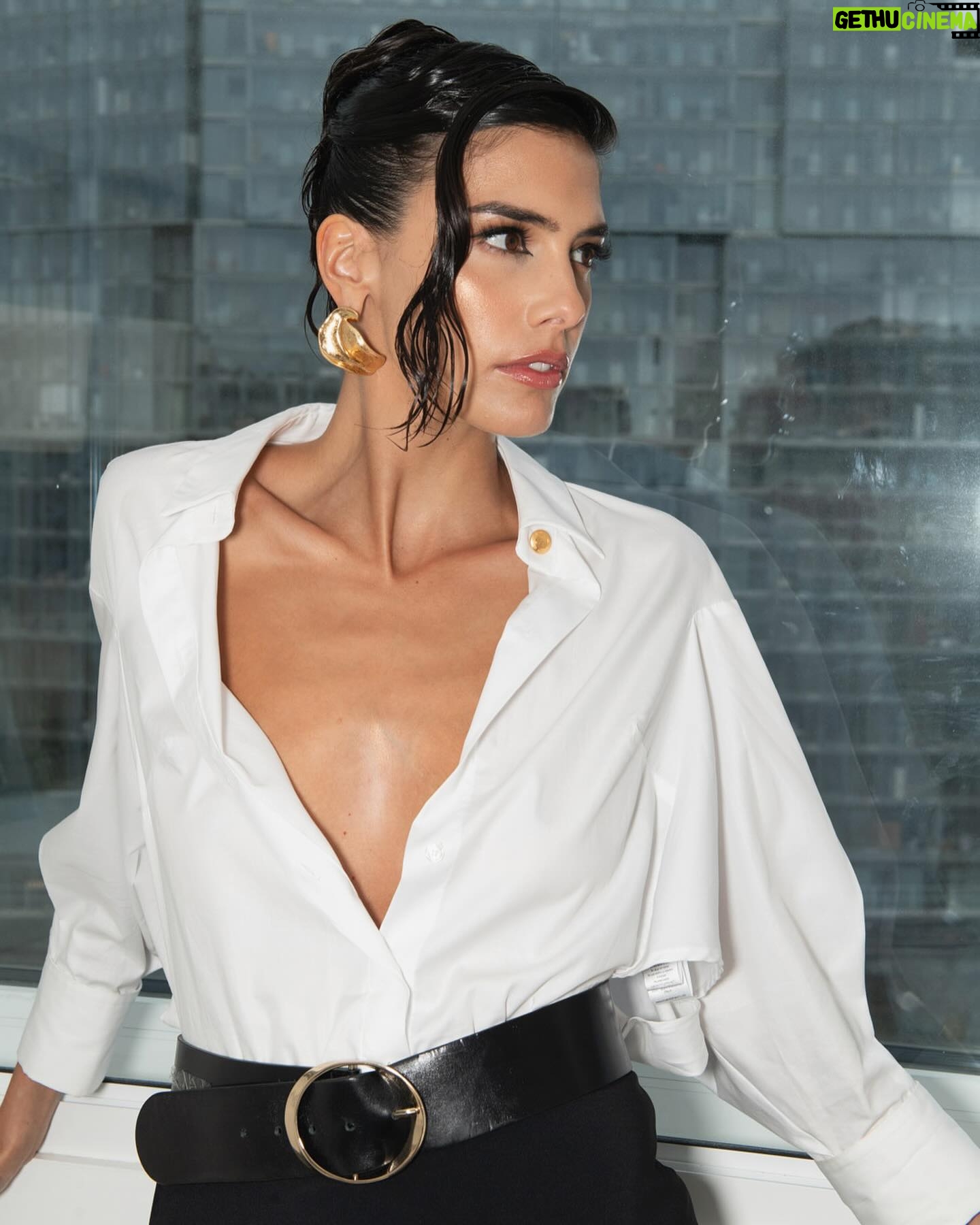 Isabela Valadeiro Instagram - Lovely night at @criticscircle π€ Hairstylist @louisbyrneiciaiw Make up artist @dashataivas Photographer @ricardoneves.photo Styling by me The best plus one @carlos_ferra @pestanachelseabridge . Thank you @cinemadixworldwide and @edwindelarenta ππ½