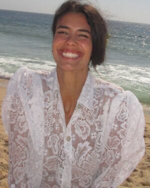 Isabela Valadeiro Instagram - Bossa Nova, ouvem? 🌊

A camisa linda é @behen.studio 💗