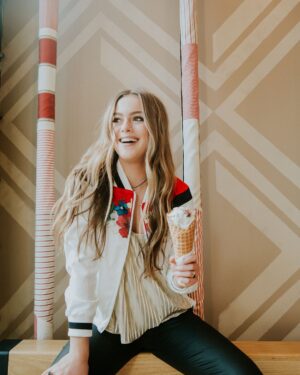 Isabella Alexander Instagram - happy #nationalicecreamday 🍦