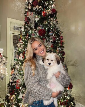 Isabella Alexander Instagram - happy Thanksgiving from my little fluff and I! 🤎🍁🦃