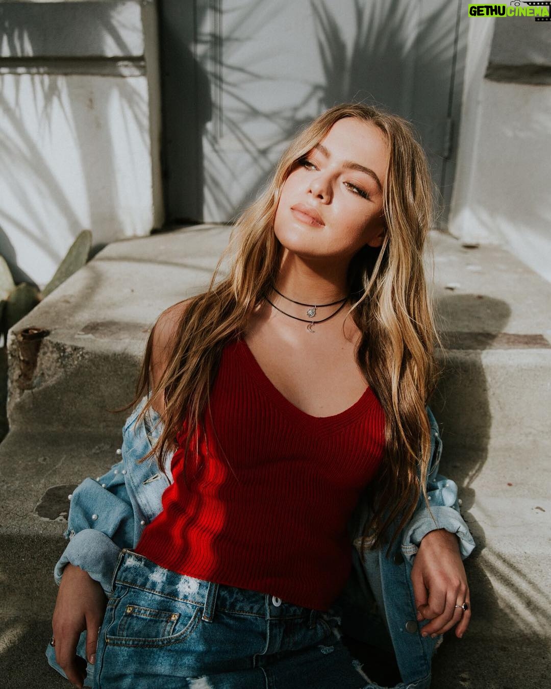 Isabella Alexander - 4.3K Likes - reflection