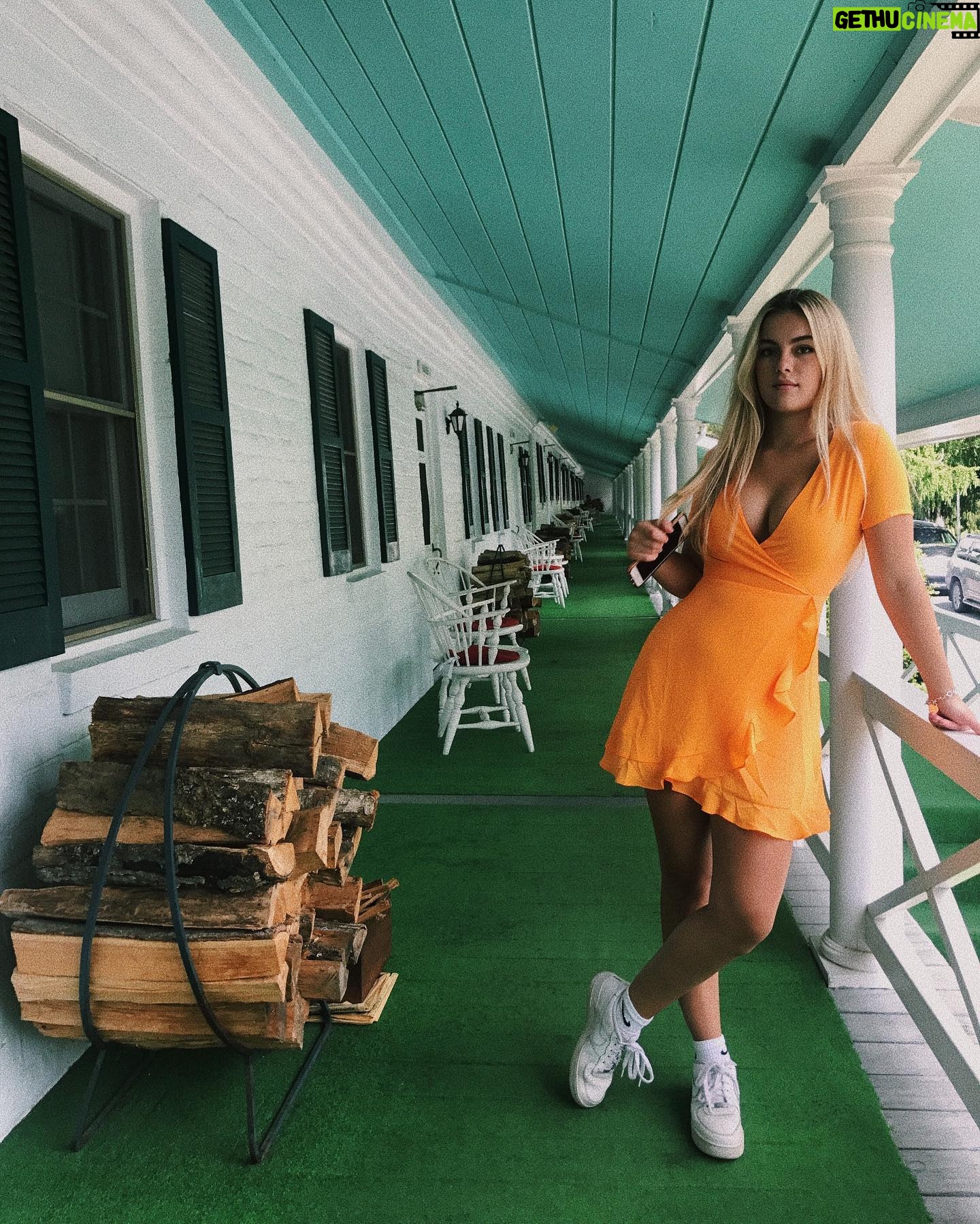 Isabella Alexander - 6.5K Likes - happy sunday ☀️🧡