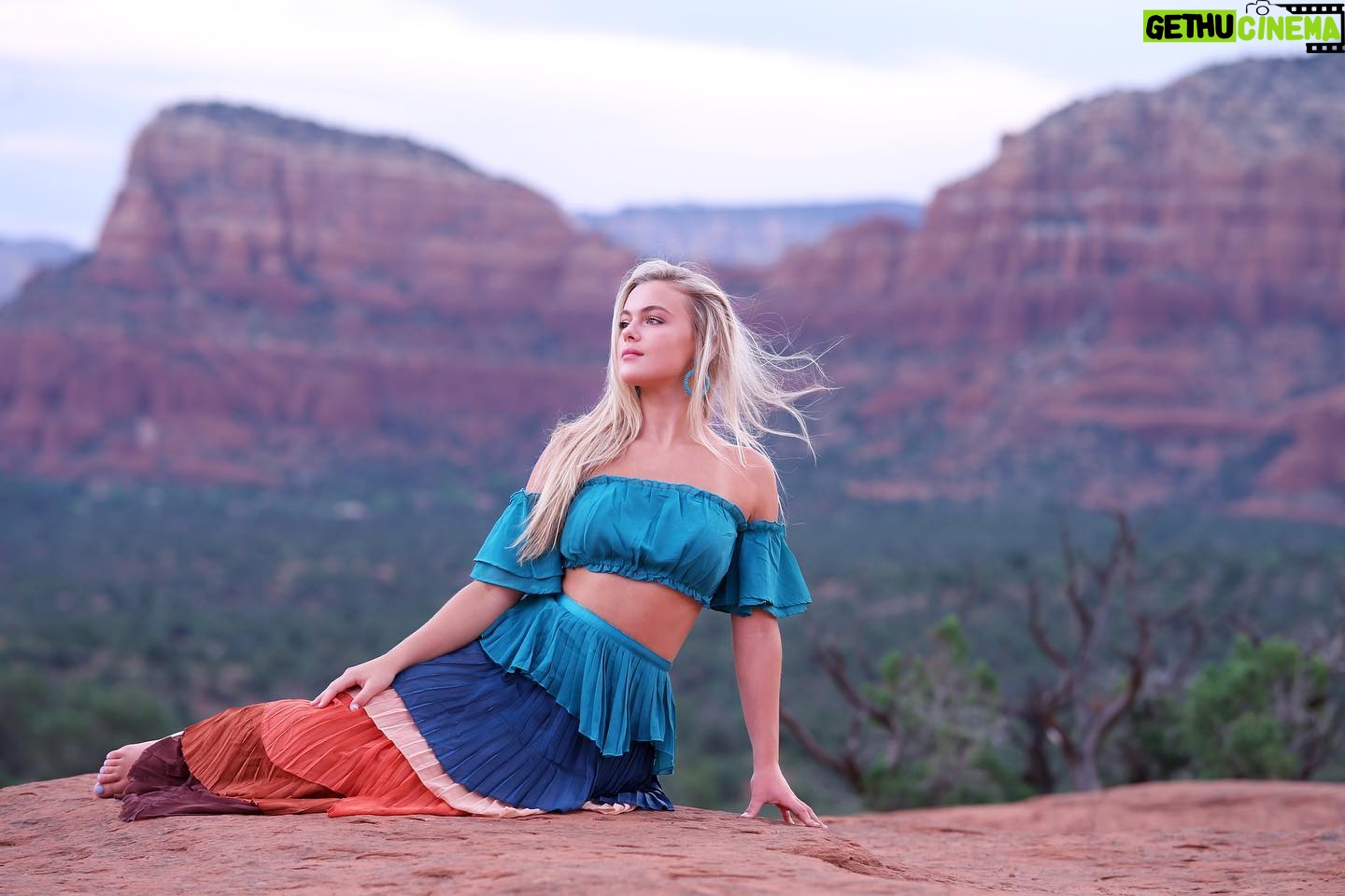 Isabella Alexander - 4K Likes - missing the canyons 🥺