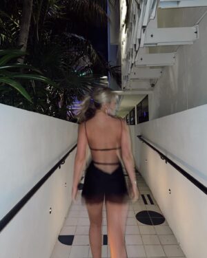 Isabella Alexander Instagram - beating the Miami heat in this dress lol