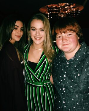 Isabella Alexander Instagram - one big fam. That’s a wrap on season 4 of @freshofftheboatabc 💚🎬