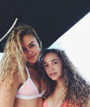 Isabella Alexander Instagram - wavy hair, no cares ☀️