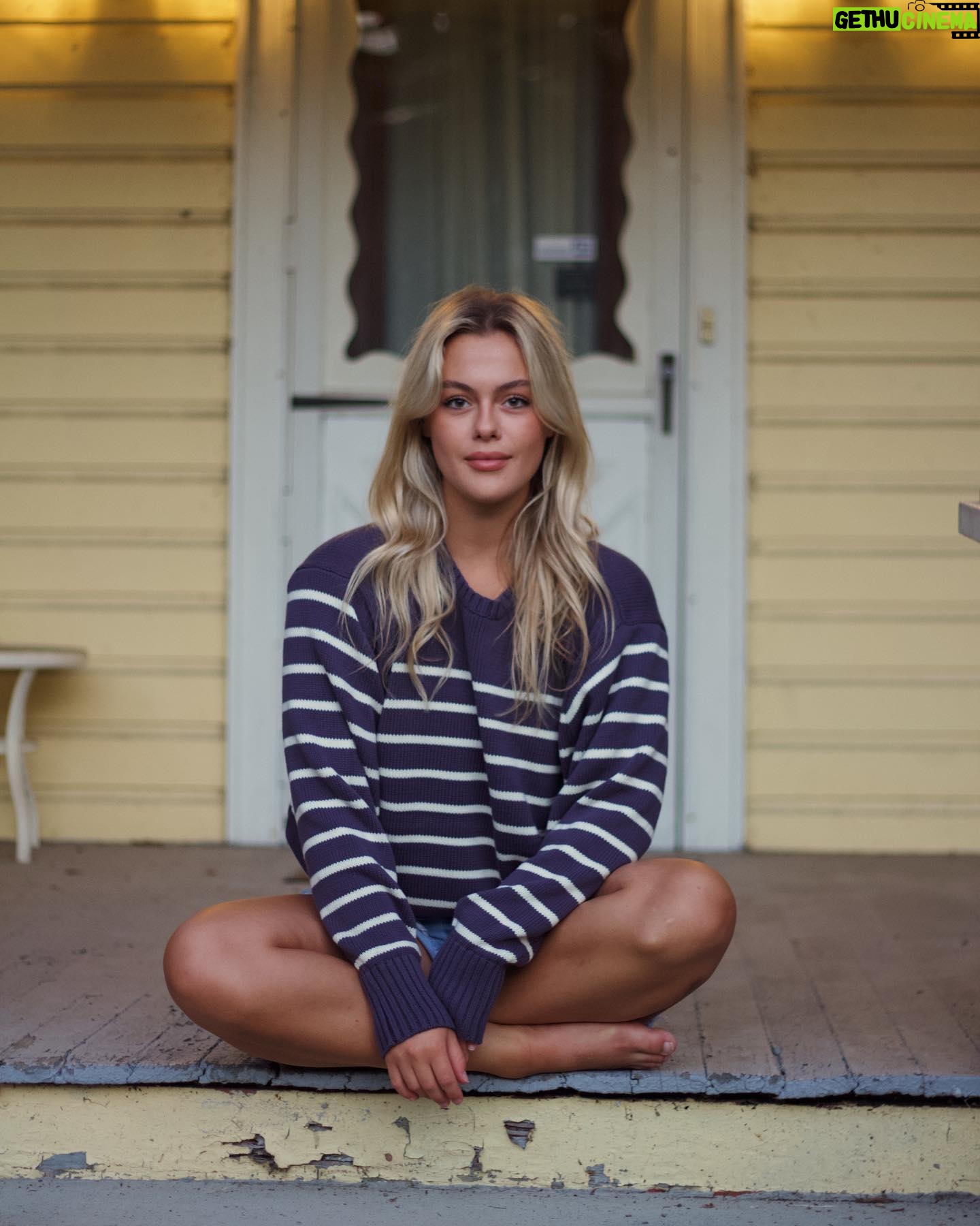 Isabella Alexander - 4.1K Likes - some ole porch