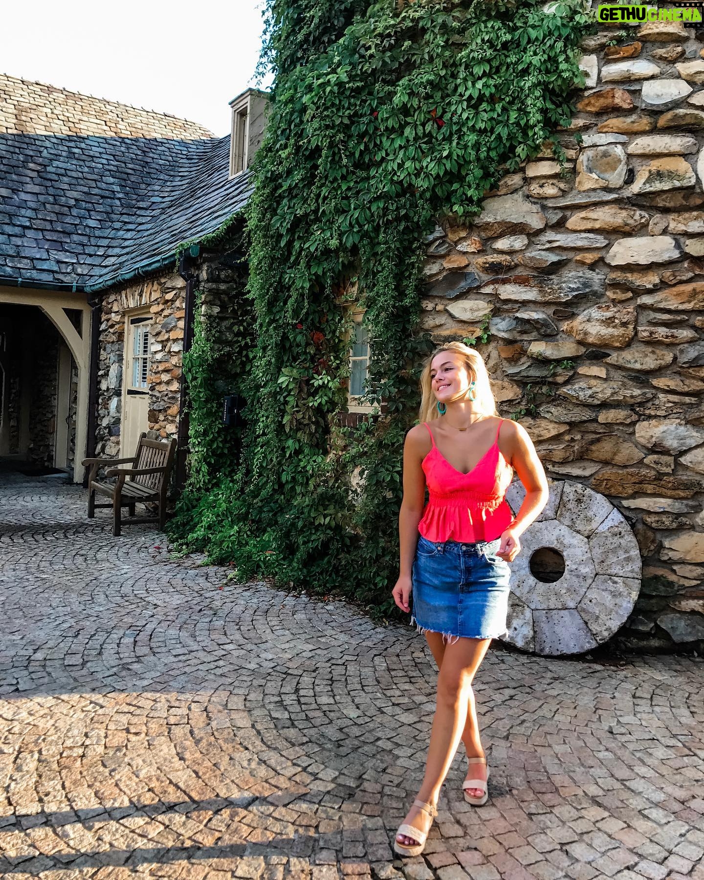 Isabella Alexander - 4.4K Likes - bought a castle 🏰