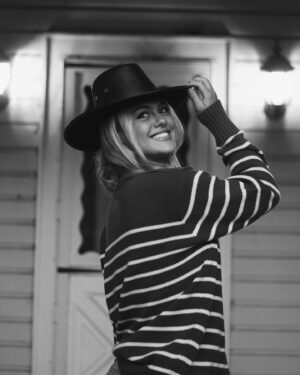 Isabella Alexander Instagram - some ole porch