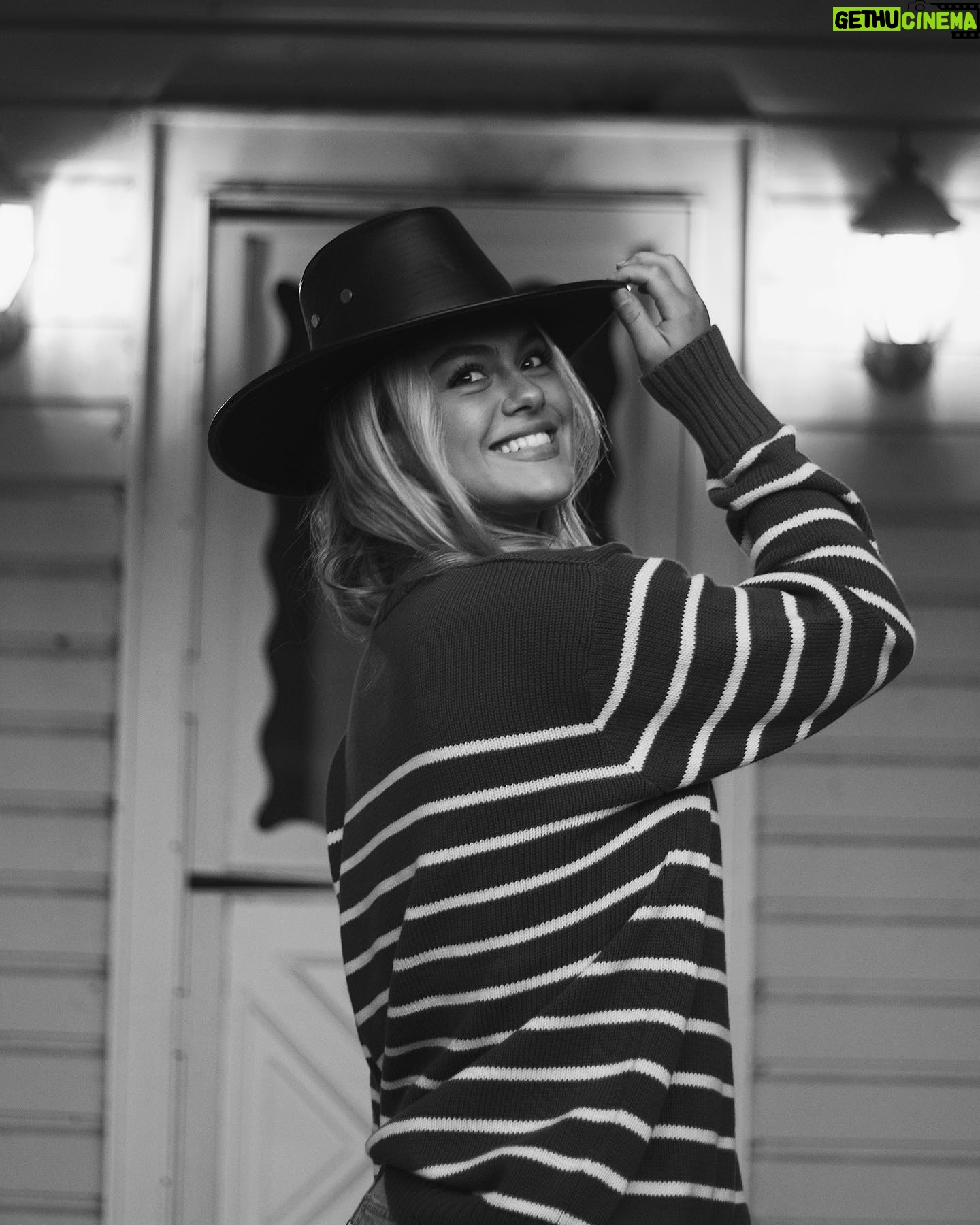 Isabella Alexander - 4.1K Likes - some ole porch