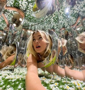 Isabella Alexander Instagram - Alice found Wonderland🌼