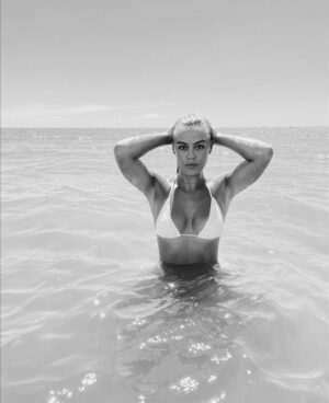 Isabella Alexander Instagram - change of scenery 🌊