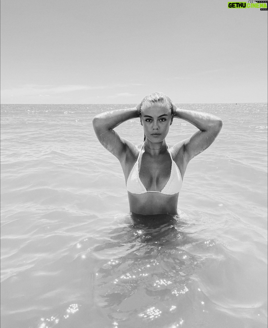 Isabella Alexander - 4K Likes - change of scenery 🌊