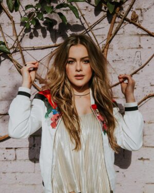 Isabella Alexander Instagram - 📸 : @jessicaspohr 💄: @christophermilesmakeup 💇🏼 : @stylemegabi