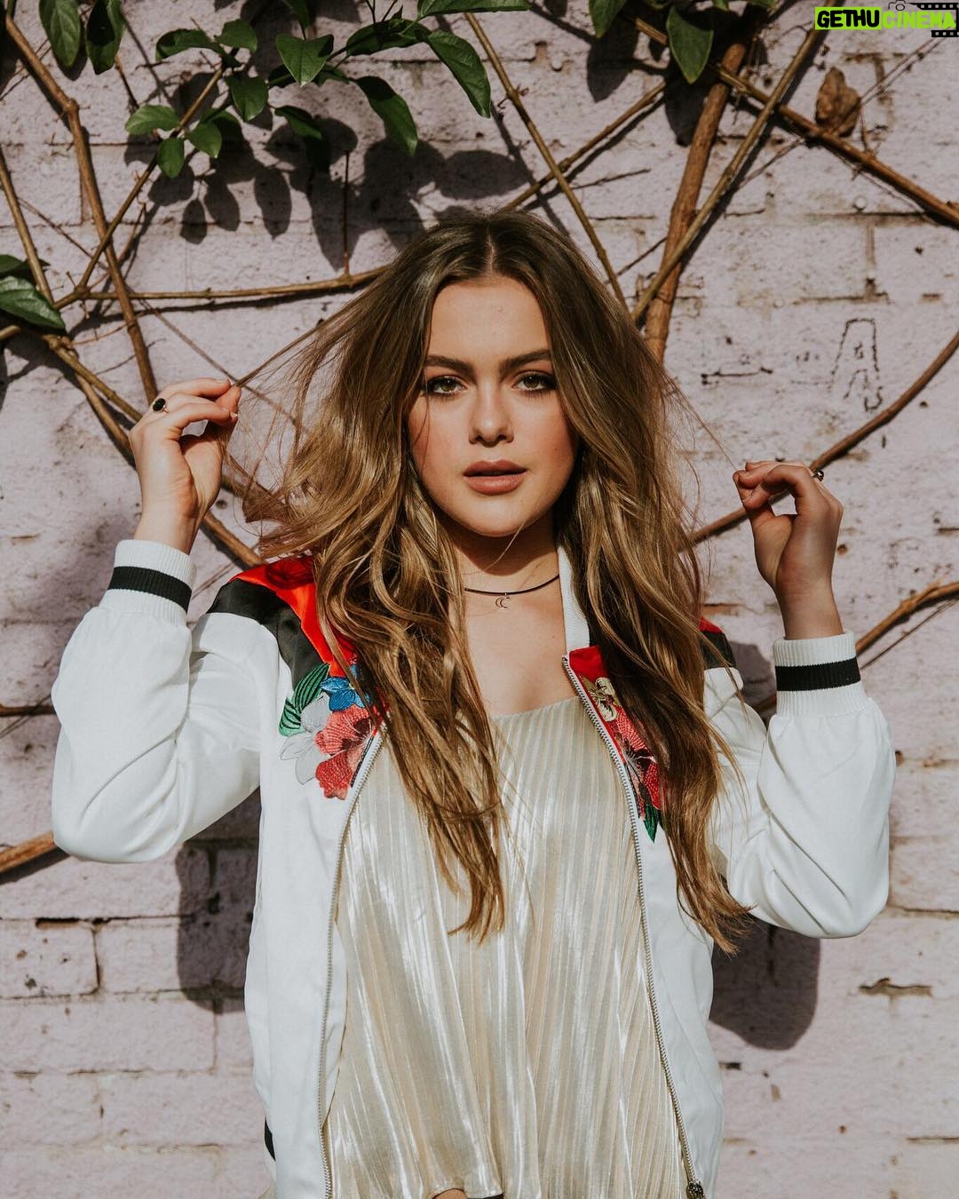 Isabella Alexander - 3.6K Likes - 📸 : @jessicaspohr 💄: @christophermilesmakeup 💇🏼 : @stylemegabi