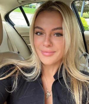 Isabella Alexander Instagram - happy Wednesday 🤩